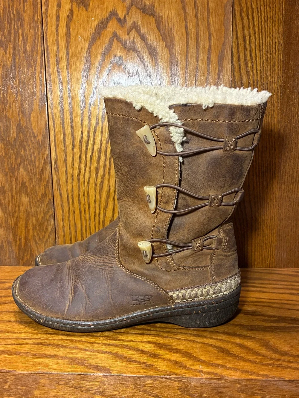 UGG Kona 5156 Leather Sheepskin Toggle Winter Boots Brown Women’s 9